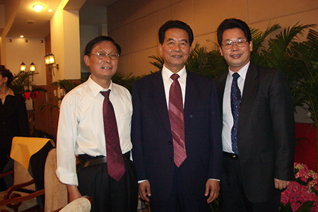 吳官正書記與楊洪總裁及高成主任在清華大學校友聚會上。